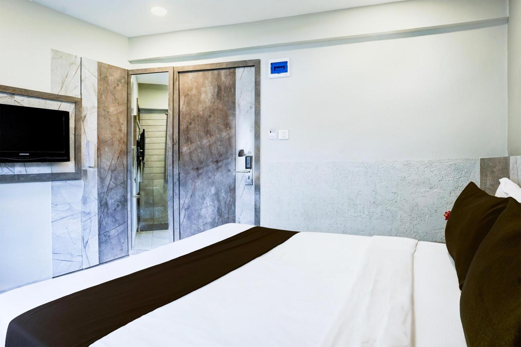 Super Townhouse Oak Vashi Hotel Turambhe Buitenkant foto