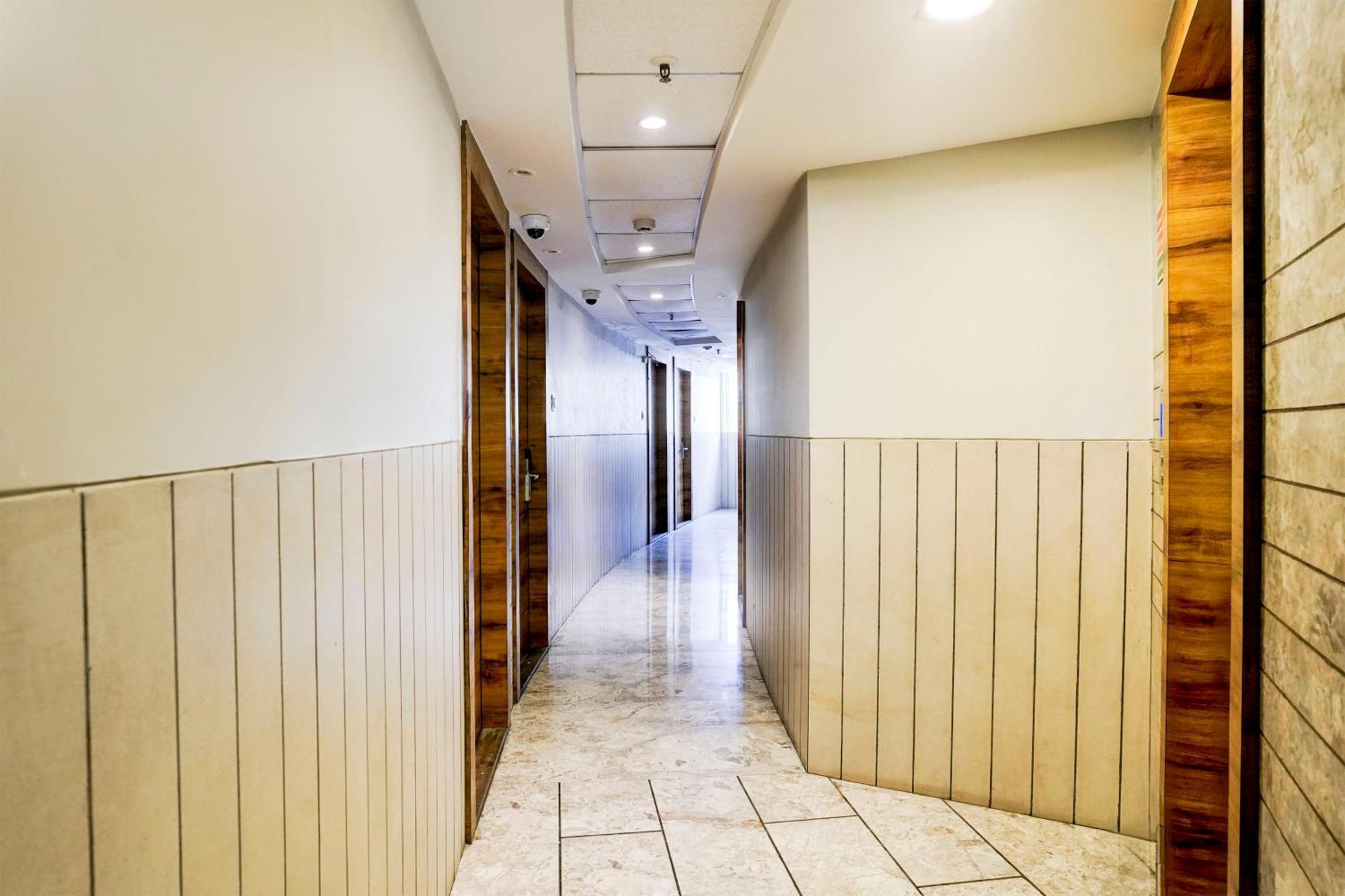 Super Townhouse Oak Vashi Hotel Turambhe Buitenkant foto