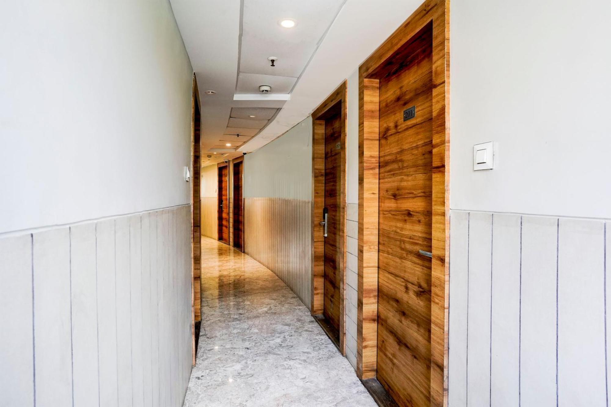 Super Townhouse Oak Vashi Hotel Turambhe Buitenkant foto