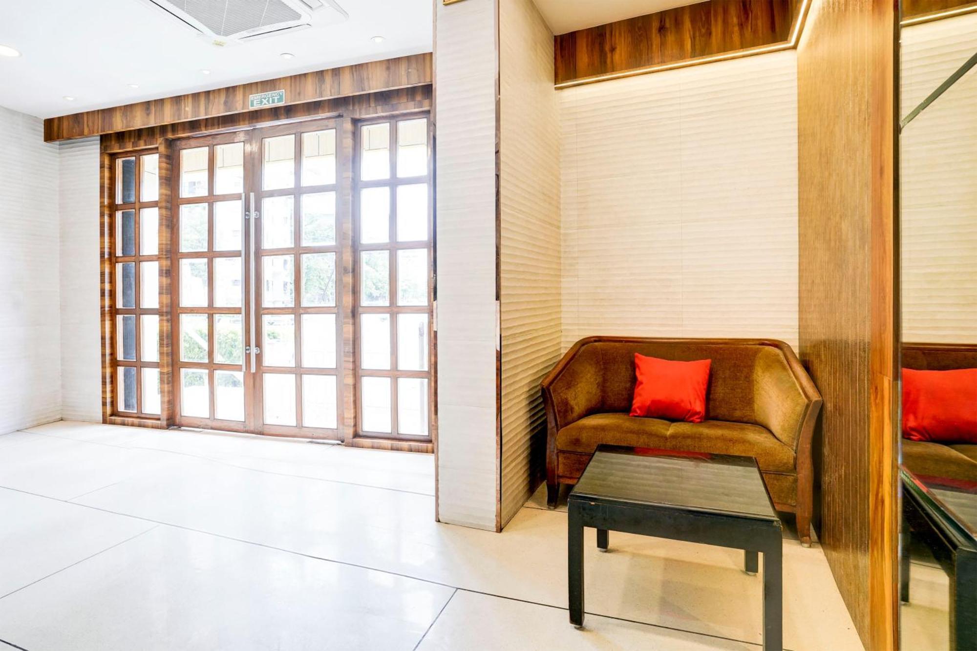 Super Townhouse Oak Vashi Hotel Turambhe Buitenkant foto
